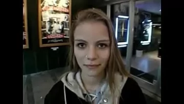 Play Blonda care se fute din picioare porno fundoasa
