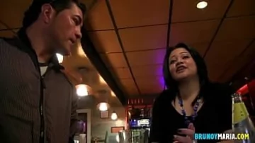 Play O combina pe grasa in bar si face sex cu ea