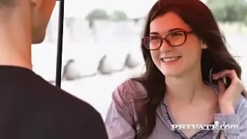 Play Eleva cu parul prins in doua codite si stas cuminte pe canapea