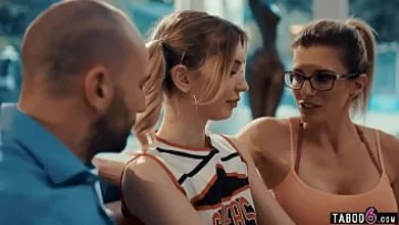 Play Parteneri de antrenori fac futai cu adolescenta majoreta