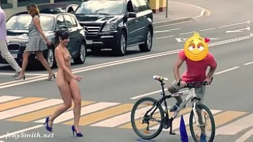 Play Pizdulice umbla dezbracata in public pana isi gaseste un barbat sa o futa
