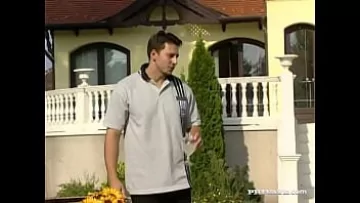 Play Mascul care penetreaza doua bunaciuni in iarba