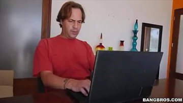 Play Se uita la cat de bine i-o tragea