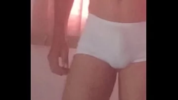 Play Un cuplu de amatori curbat devine obraznic în mini pantaloni scurți și tanga albă