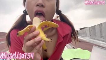 Play Adolescentă înghite o puză de banană într-o muie umedă