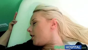 Play O blondina obisnuieste sa se duca la doctor cand are chef de penisul