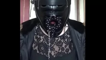 Play Bisexual Crossdresser în Mask Gags on Dildo – Real Amateur Homemade