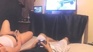 Play Gamer infierbantat de la sex oral o infige pe curva cu capul in pula