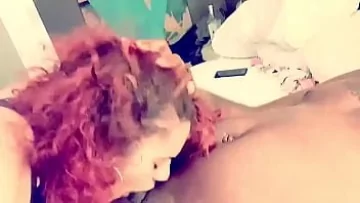 Play Frumoasa ce incearca sa seduca un negru la pat