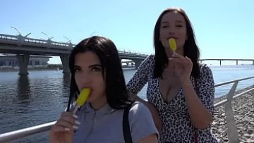 Play Super tarfa cu sanii foarte mari si frumosi doreste sa te ademeneasca in dormitorul