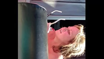 Play I-o penetreaza gratis la piscina pe aceasta curva milf