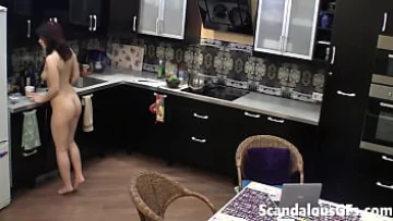 Play Frumusețea tatuată Rebecca Rainbow’s Naked Breakfast Cooking Show