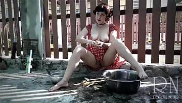 Play Maid retro Regina Noir devine obraznic în aer liber cu cartofi
