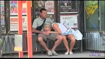 Play Tipa frumoasa blonda cu sanii mari care sta intr-o statie de autobus