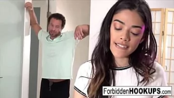 Play Isi vede dezbracata colega de hotel si doreste s-o futa