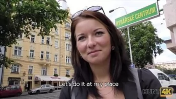 Play Doua femei si un barbat intr-o scena de threesome