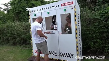 Play Naomy platita pentru un sex repede pe iarba cu muie si sperma in gat