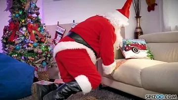 Play Craciunita cracanata care ii curge din gat dupa penisul