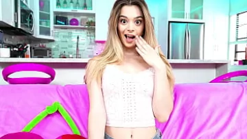 Play Pofta orală a fiicei vitrege a micuței blonde