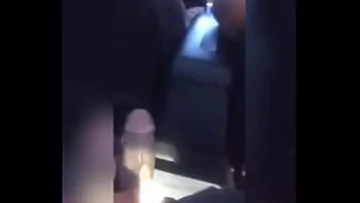 Play Un negrotei scoate penisul afara din pantaloni si da sex oral prietenei
