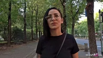 Play Bruneta tatuata pe tate si fund platita pentru sex