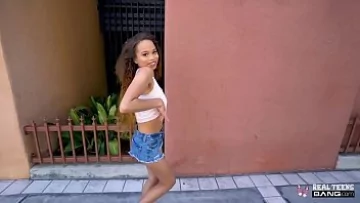 Play Cecilia o miniona nesexytica care primeste sloboz in pizda