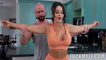 Play O tarfulita foarte hot face sex in bucatarie cu prietenul ei chelios