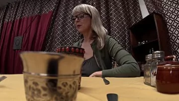 Play Muie facut de fata milf chelnerului in restaurant