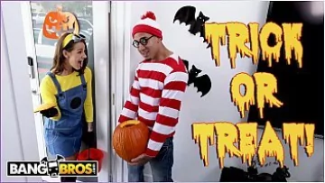 Play Bunaciune bruneta penetrata pe podea in timp ce poarta costum