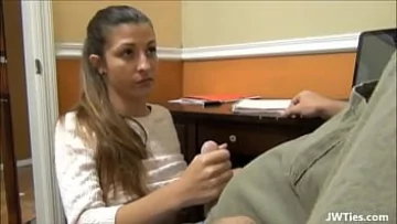 Play Doctorul ei ia spus ca cel mai bun tratament pentru gat e sa bage toata penisul in gat