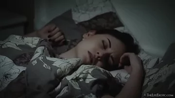 Play Alina viseaza penisul si se trezeste cu fofoloanca uda