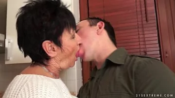 Play Tipa matura face sex cu patima asa cum adora ei mai bine