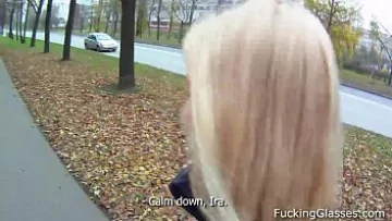 Play Tanara face sex cu gagicul sa nu mai fie stresata