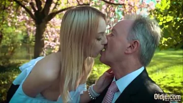 Play Xxx de vara intre o femeie adolescenta si un batranneag cu bani