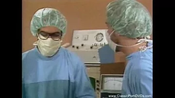 Play Medici in loc sa o opereze stau sa o futa pe femeie blonda