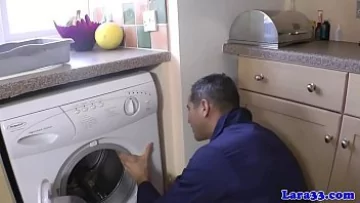 Play Sotia este placuta la munca de muncitori iar unul isi face fundaj si i-o fute in birou