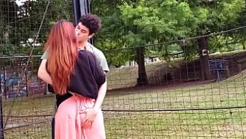 Play Doi tineri cordaci se apuca sa faca sex in public cum le place lor