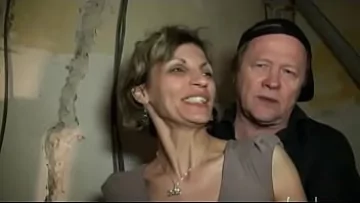 Play Film xnxx frantuzesc cu o blonda penetrata intr-un depozit in cur si in pizdulice de doi barbati