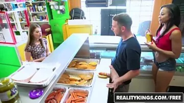 Play Femeie are la magazin crembusti si el scoate pula si o pune sa faca muie