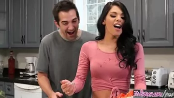 Play Fac sex in bucatarie dupa ce isi dau seama ca nu pot gati nimic