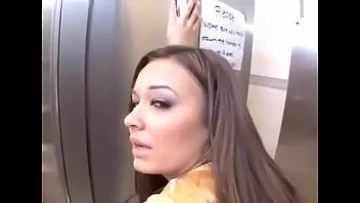 Play Tanar excitat isi penetreaza iubita hardcore de tot pe podea