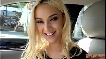 Play Xxx cu o domnisoara blonda penetrata in masina de ziua ei
