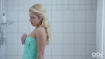 Play Dusul si degetele in pizdulice roz pentru orgasm cu stropi