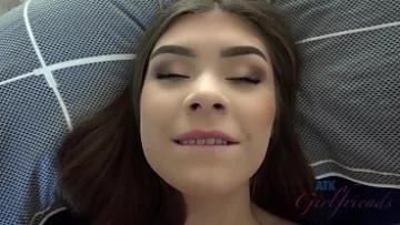 Play Adolescenta amatoare freaca la pizdulice are orgasm si geme de satisfactie