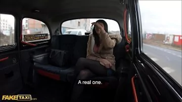 Play Face sex cu taximetristul ei preferat pe drum spre casa drept rasplata