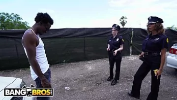 Play Doua politiste fac xnxx cu un african cu pula hardcore