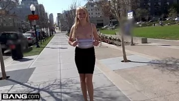 Play Angelina bonnet este o frumoasa blonda care face sex hardcore