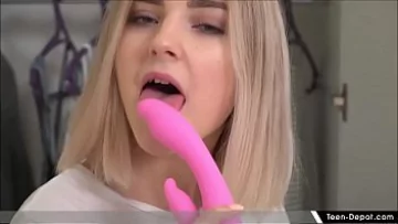 Play O blonda superba se masturbeaza bine in pizdulice cu un vibratoru