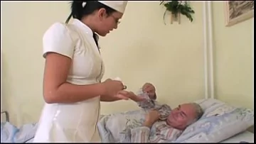 Play O baba se uita la sot cum fute o infirmiera