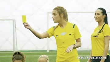 Play Jucator de fotbal penetreaza anal o blonda majoreta